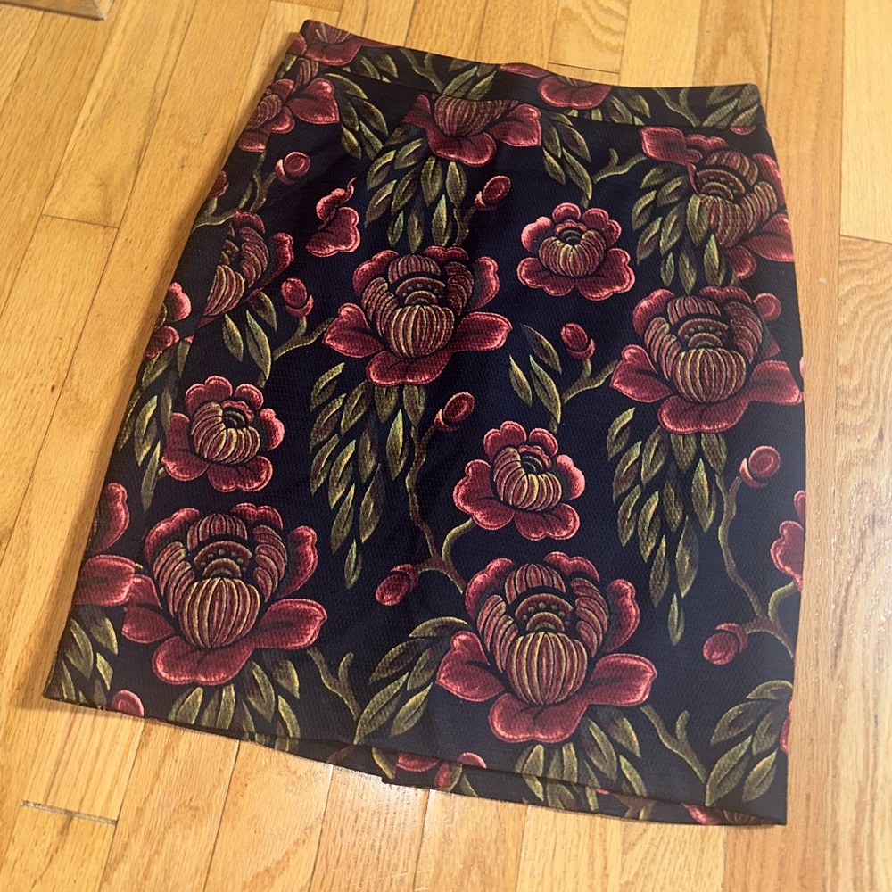Ann Taylor Size 4 Petite Black and Red Floral Skirt
